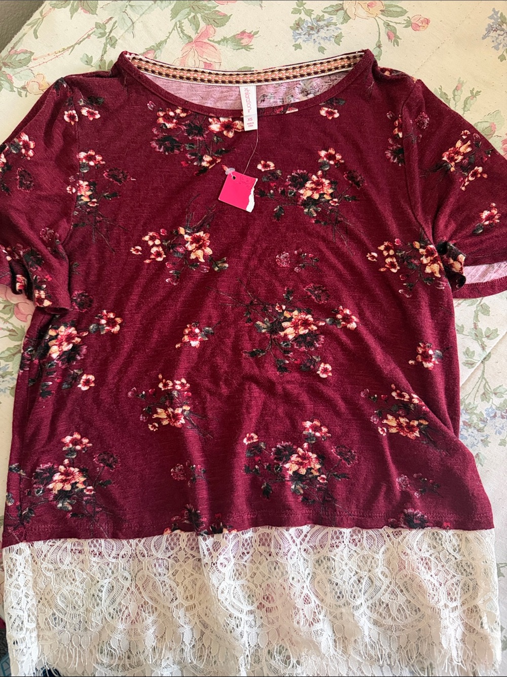 Women’s Floral Lace-Hem Tee - Burgundy